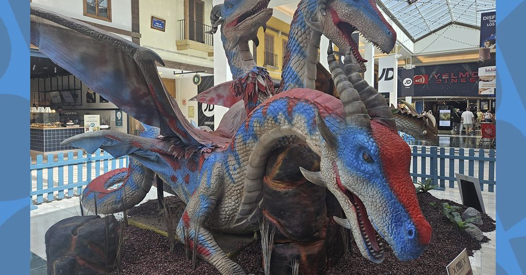 Moving animatronic dragons at Dragon Universe